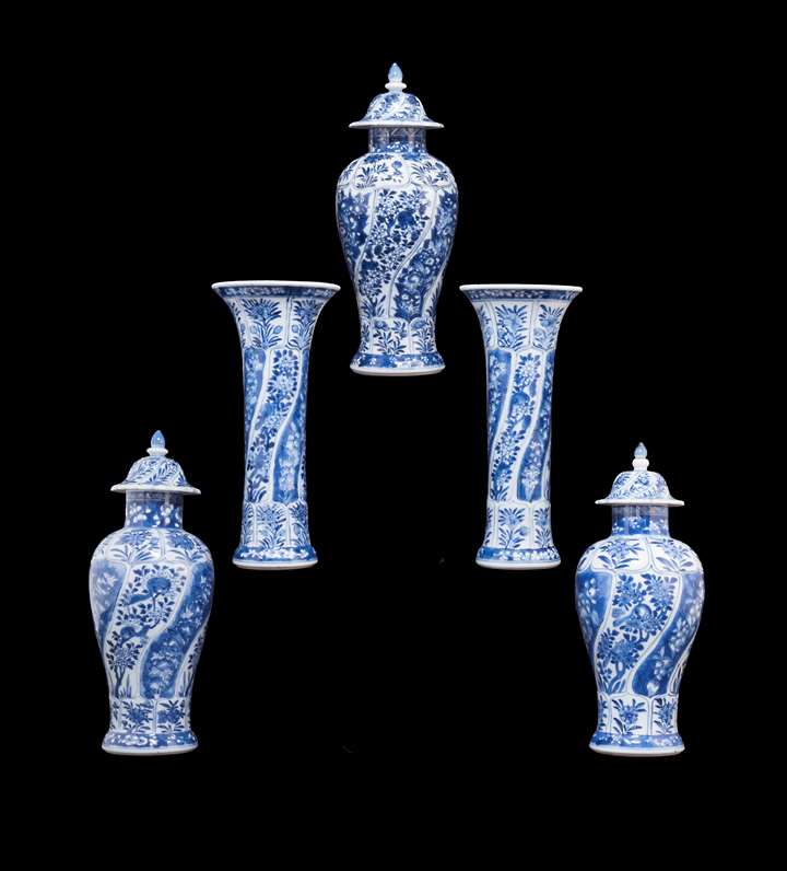 Chinese export porcelain blue and white garniture